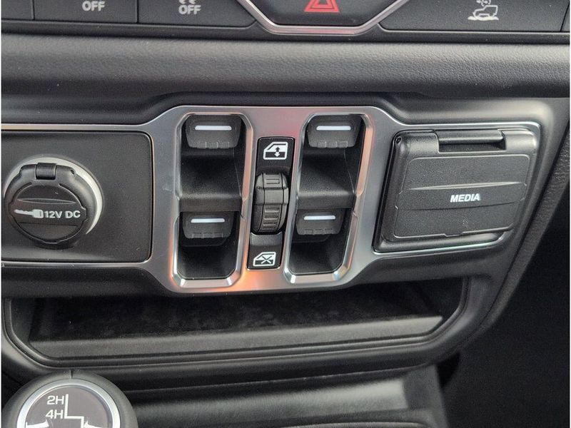New 2026 Jeep Gladiator Sahara 4x4Image 17