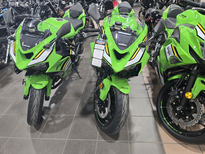 2025 Kawasaki NINJA ZX6R KRT EDITION ABS LIME GREEN AND EBONY AND PEARL BLIZZARD WHITEImage 6