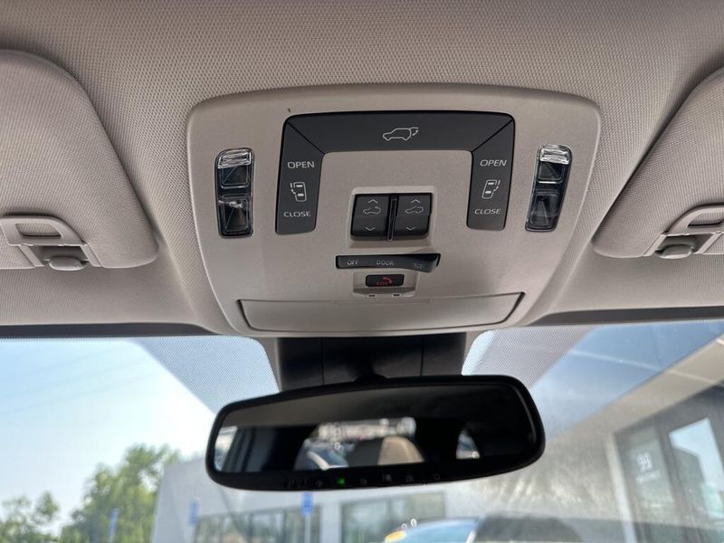 2025 Toyota Sienna XLEImage 34