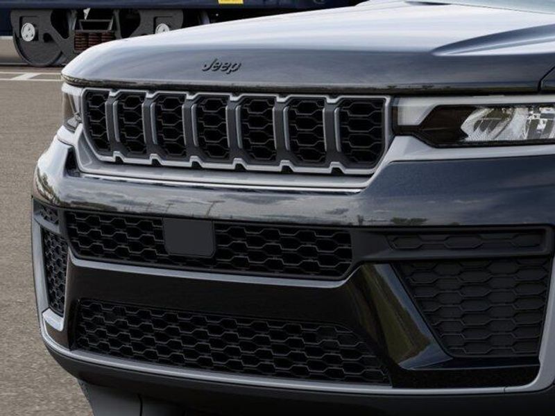New 2026 Jeep Grand Cherokee Laredo Altitude 4x4Image 11