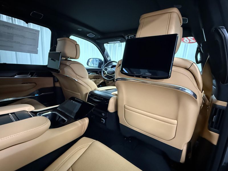 2026 Jeep Grand Wagoneer Summit Reserve 4x4Image 12