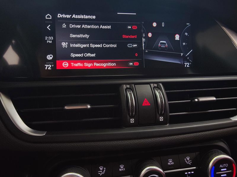 2024 Alfa Romeo Giulia Veloce AWD w/Sunroof/NAV/Activ AsstImage 9