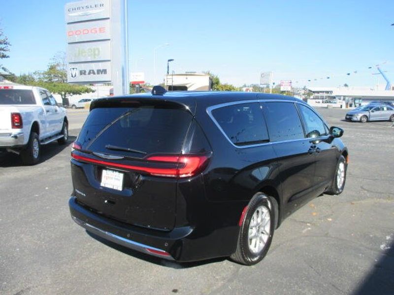 Used 2025 Chrysler Pacifica SelectImage 7