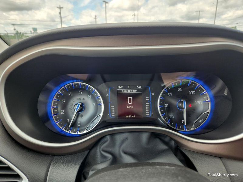 Used 2022 Chrysler Voyager LXImage 41