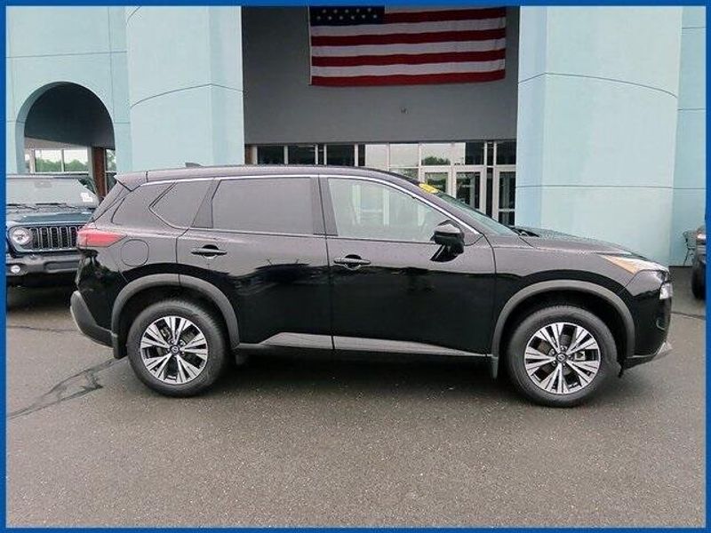 2021 Nissan Rogue SVImage 2