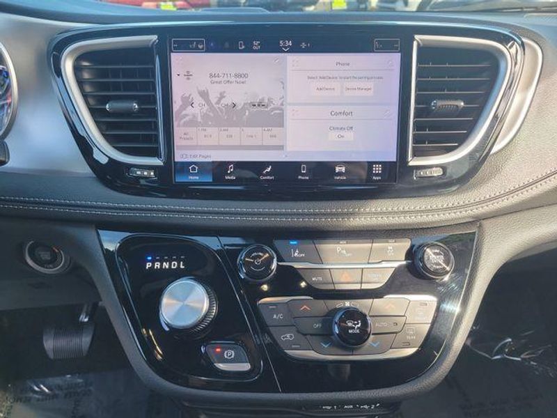 New 2023 Chrysler Pacifica Plug-in Hybrid Touring L
