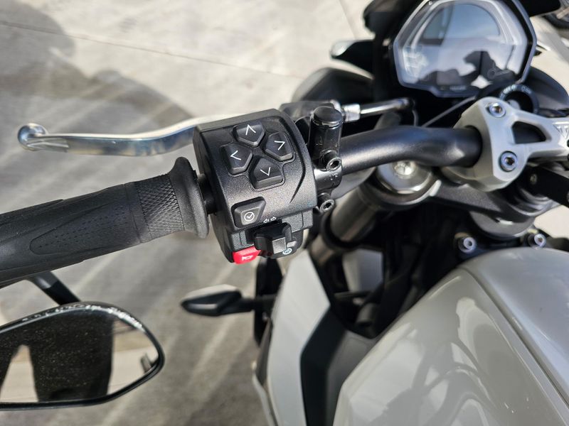 2025 Triumph Street Triple 765 R