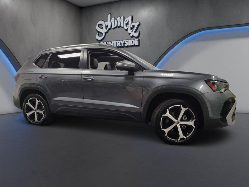 Used 2025 Volkswagen Taos SEL AWD w/Sunroof & NavImage 3