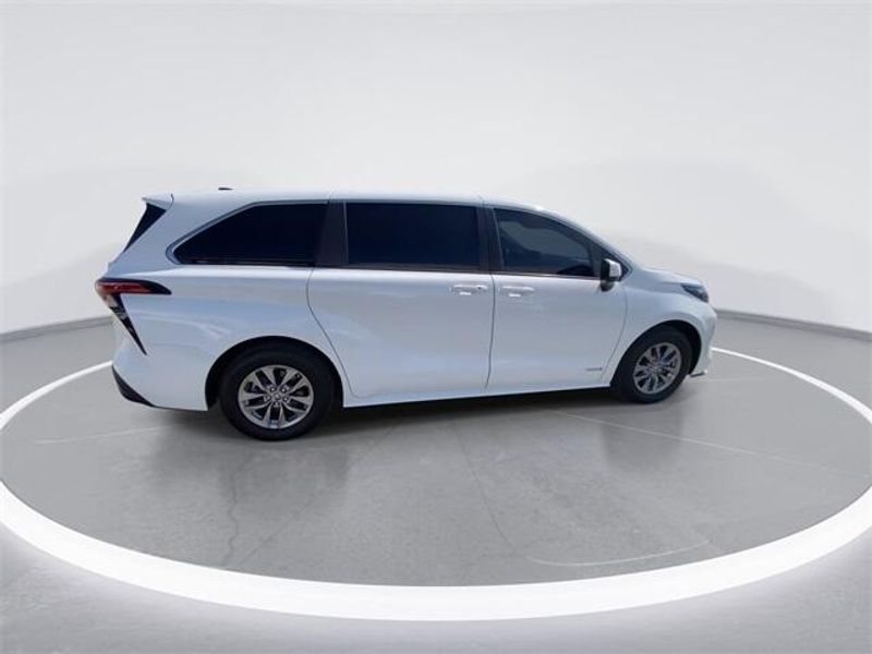 2021 Toyota Sienna LEImage 9