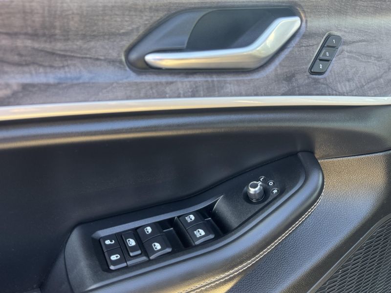 Used 2024 Jeep Grand Cherokee L LimitedImage 19