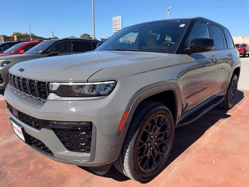 New 2027 Jeep Grand Cherokee Summit 4x4Image 1
