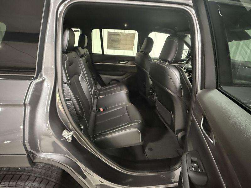 New 2025 Jeep Grand Cherokee Limited 4x4Image 13