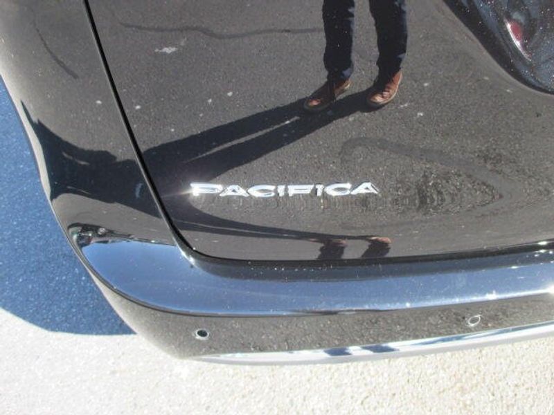 Used 2025 Chrysler Pacifica SelectImage 11