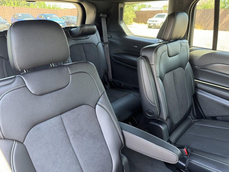 2024 Jeep Grand Cherokee L Altitude XImage 18