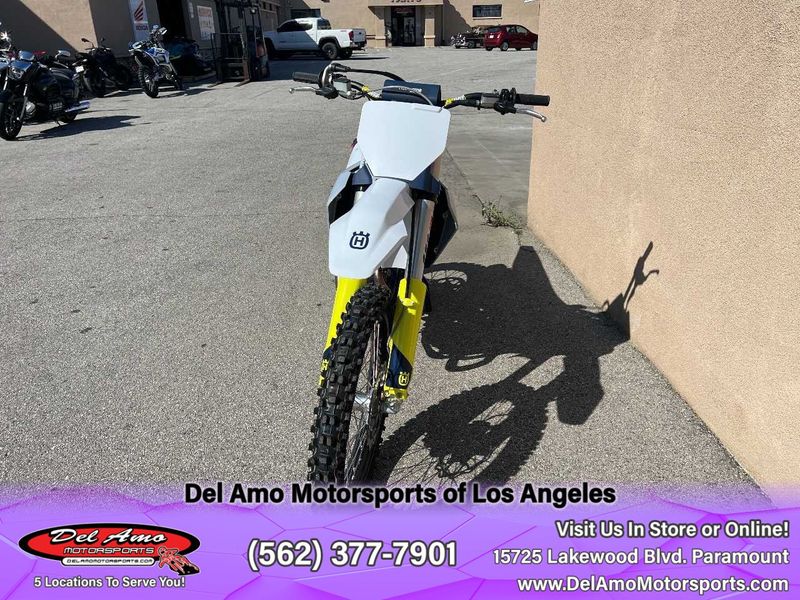 2024 HUSQVARNA FC 450  in a WHITE exterior color. Del Amo Motorsports of Los Angeles (562) 262-9181 delamomotorsports.com 