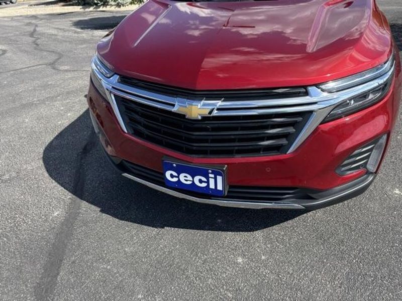 2024 Chevrolet Equinox LT photo 2