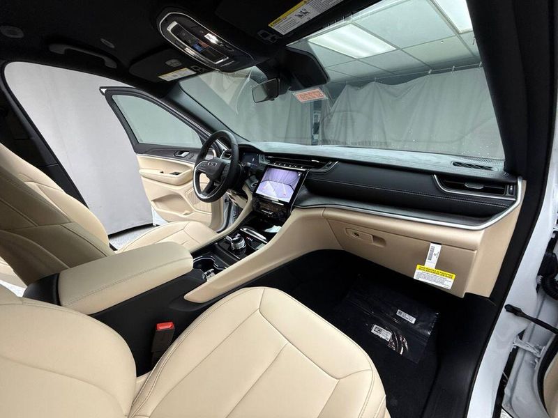 New 2025 Jeep Grand Cherokee Limited 4x4Image 18