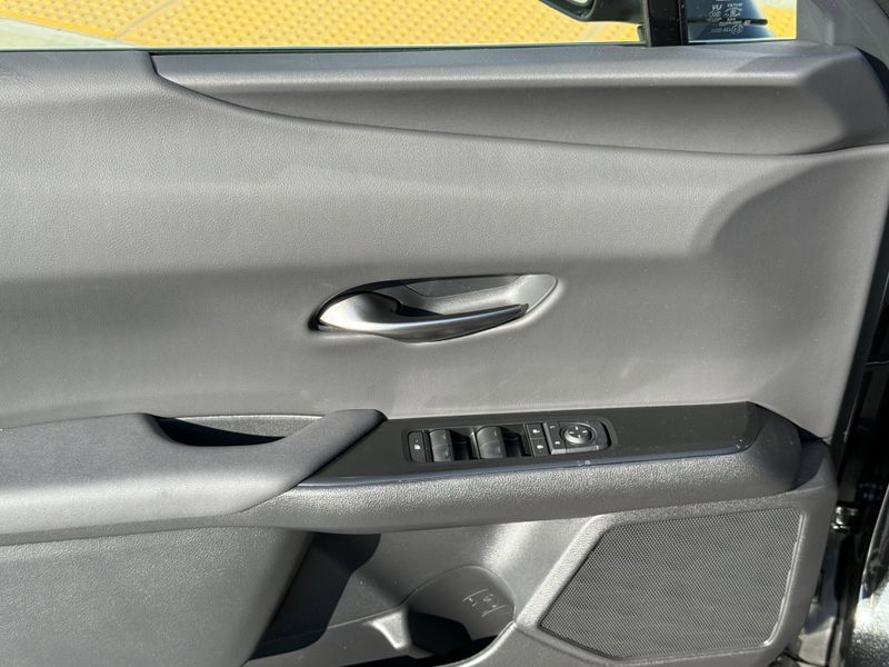 New 2026 Lexus UX 300hImage 17