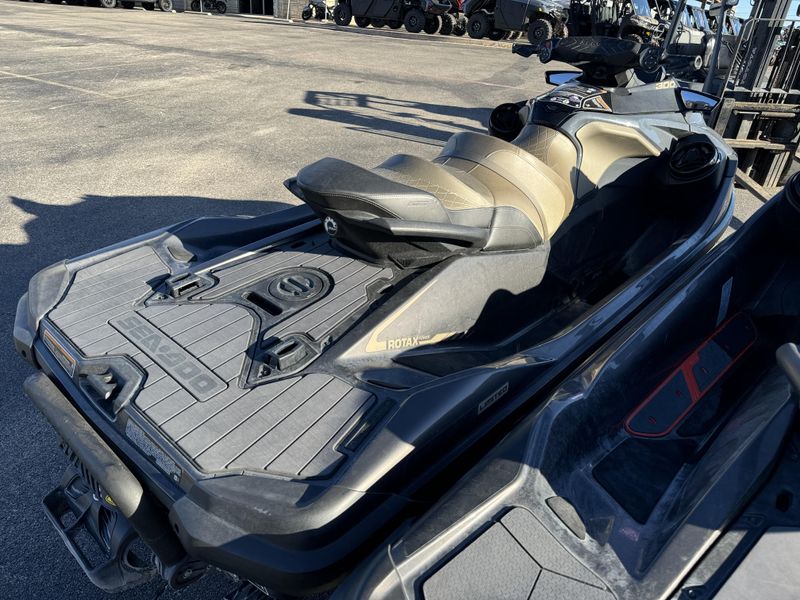 2022 SEADOO GTX LIMITED 300 BLACK Image 4