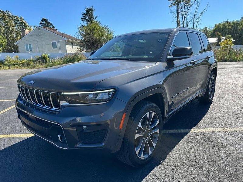 2022 Jeep Grand Cherokee Overland photo 2