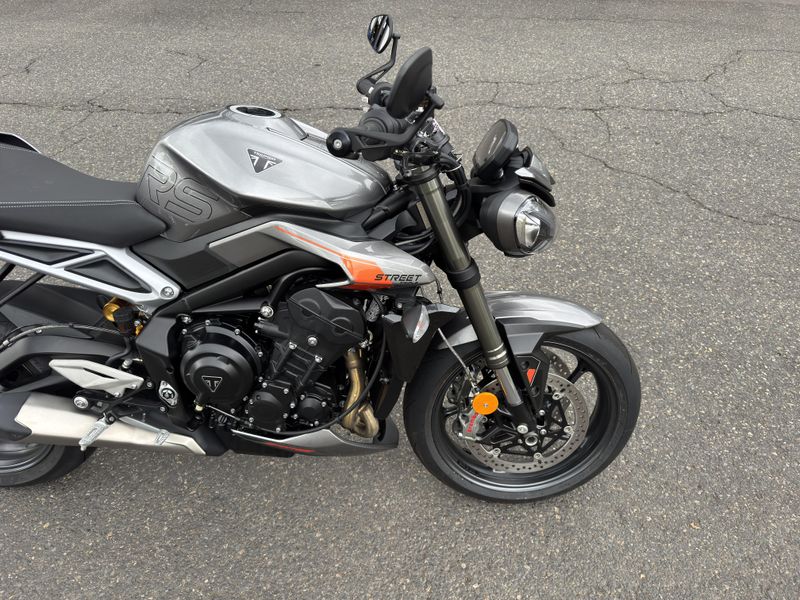 2025 Triumph Street Triple 765 RS - SILVER ICE 