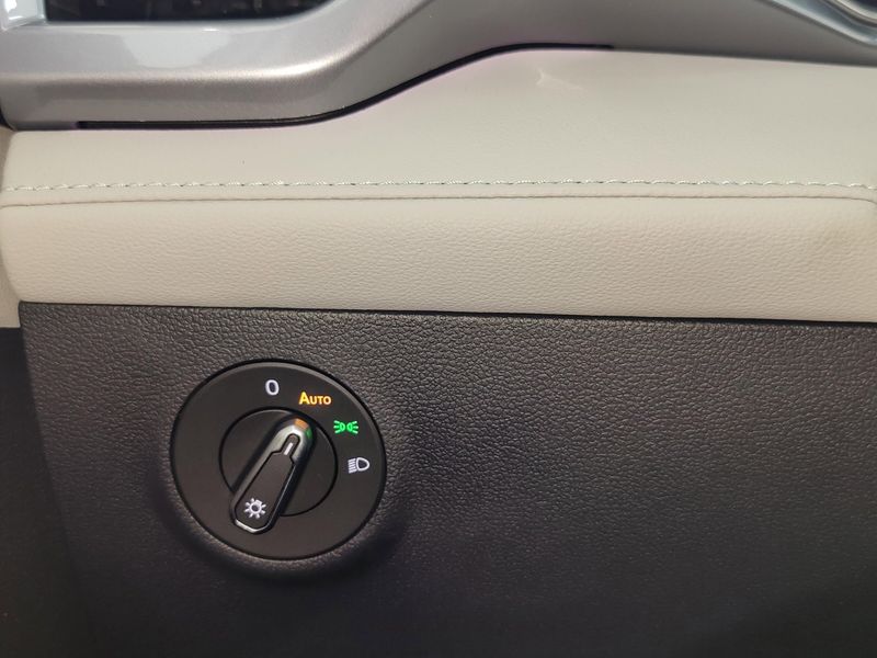 Used 2025 Volkswagen Taos SEL AWD w/Sunroof/NavImage 24