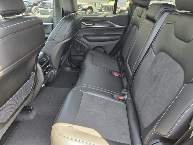 New 2026 Jeep Grand Cherokee Laredo Altitude 4x2