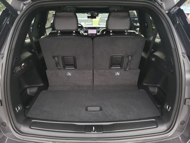 New 2025 Jeep Grand Cherokee L Limited 4x4Image 11
