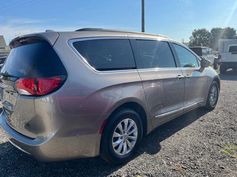 Used 2017 Chrysler Pacifica Image 3