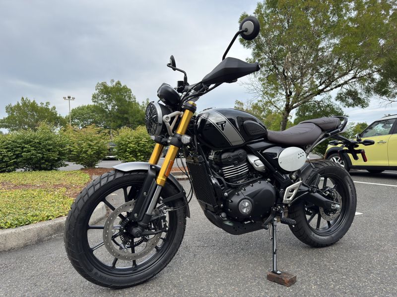 2025 Triumph SCRAMBLER 400 X - PHANTOM BLACK - SILVER ICE 
