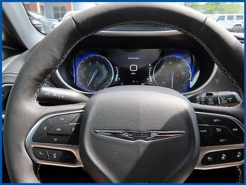 New 2025 Chrysler Pacifica SelectImage 14