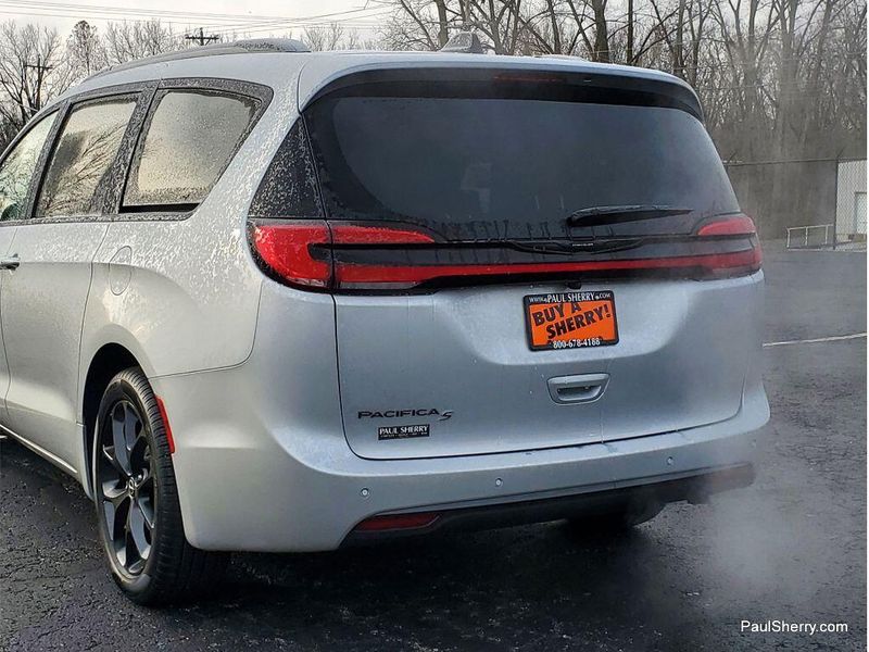 New 2026 Chrysler Pacifica Select
