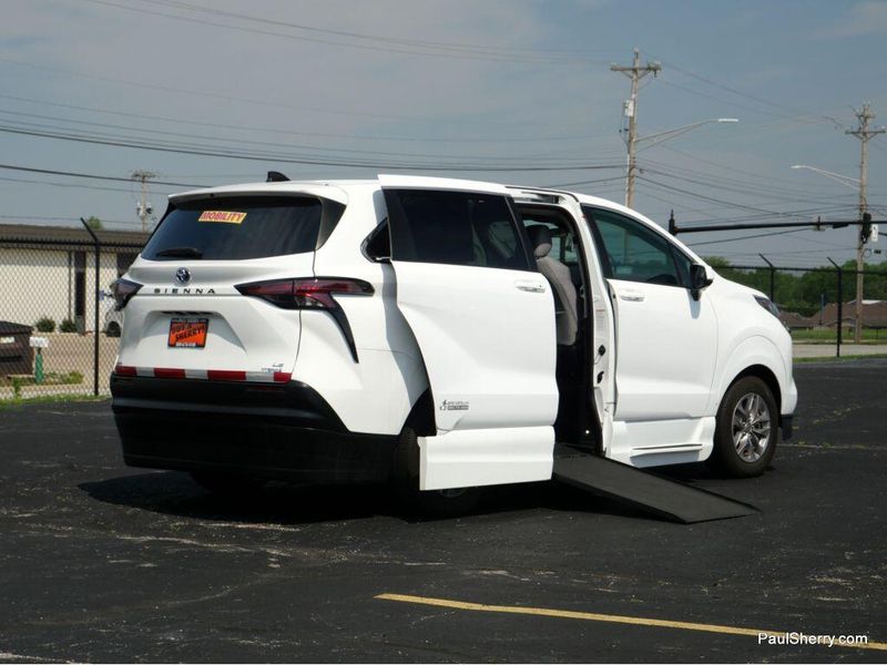 2022 Toyota Sienna Hybrid LEImage 6