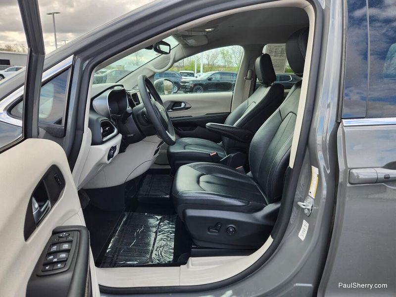 Used 2022 Chrysler Pacifica Touring L