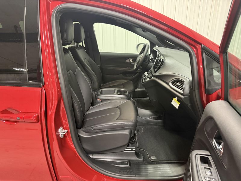 New 2026 Chrysler Pacifica SelectImage 10