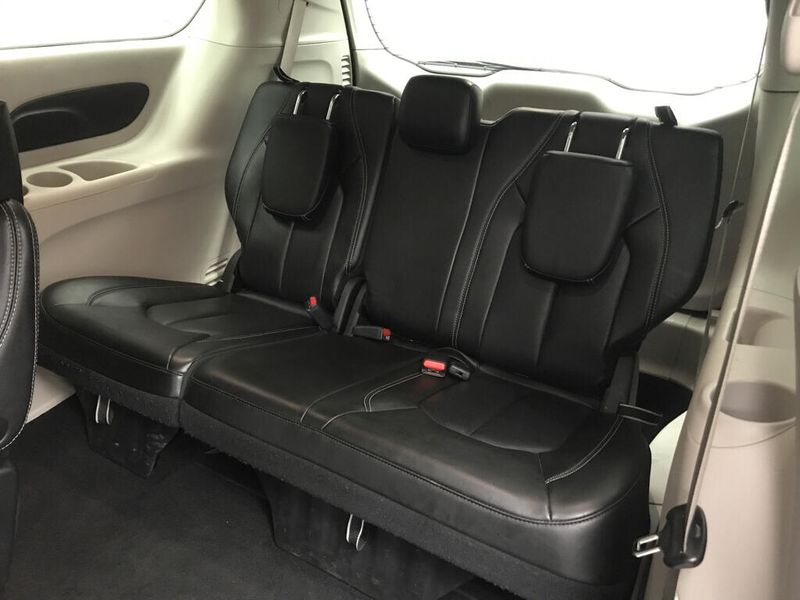 Used 2023 Chrysler Pacifica Touring LImage 13