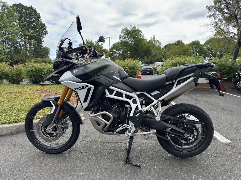 2024 Triumph Tiger 900 Rally Pro - KHAKI GREEN - PHANTOM BLACK 