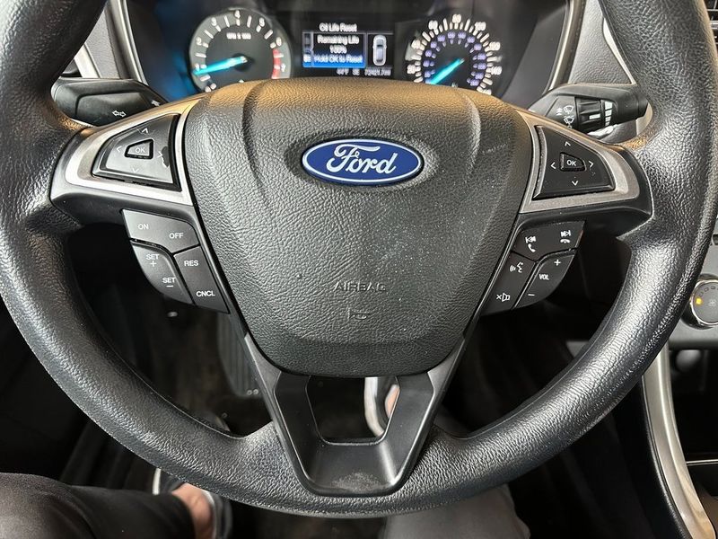 2018 Ford Fusion SEImage 3