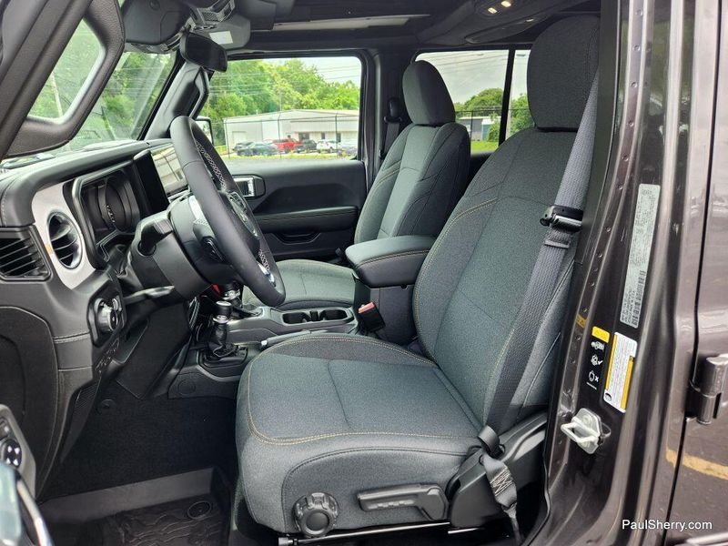 New 2025 Jeep Wrangler 4-door SaharaImage 25