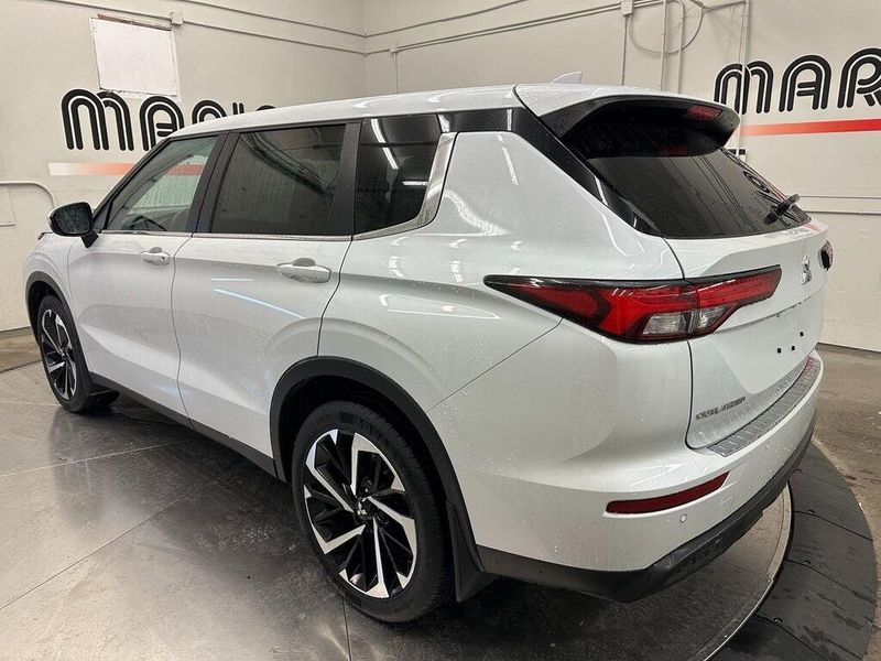 2022 Mitsubishi Outlander ESImage 12