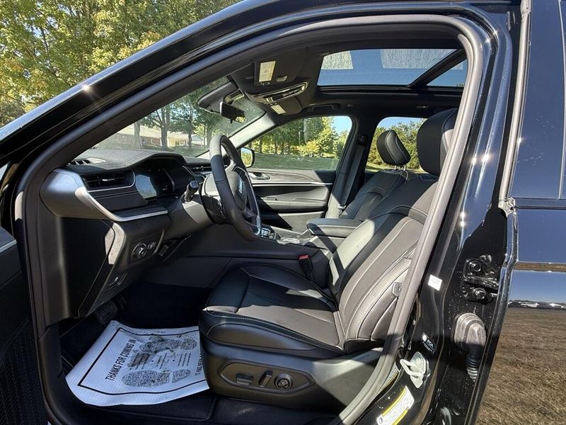 2025 Jeep Grand Cherokee Limited photo 9
