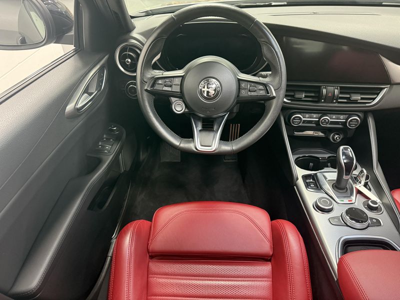 Used 2024 Alfa Romeo Giulia Veloce AWD w/Sunroof & NavImage 15