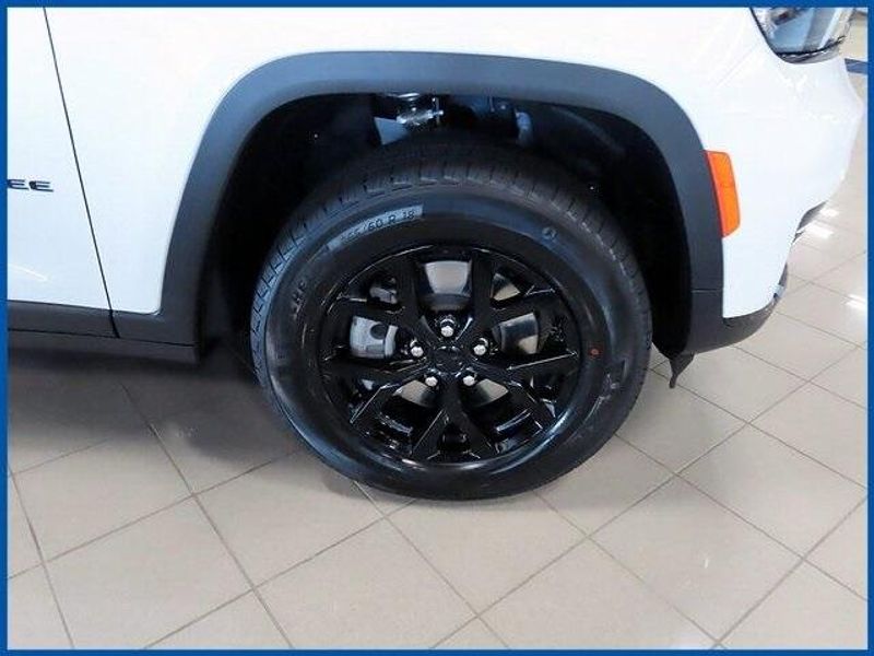 New 2025 Jeep Grand Cherokee Altitude XImage 4