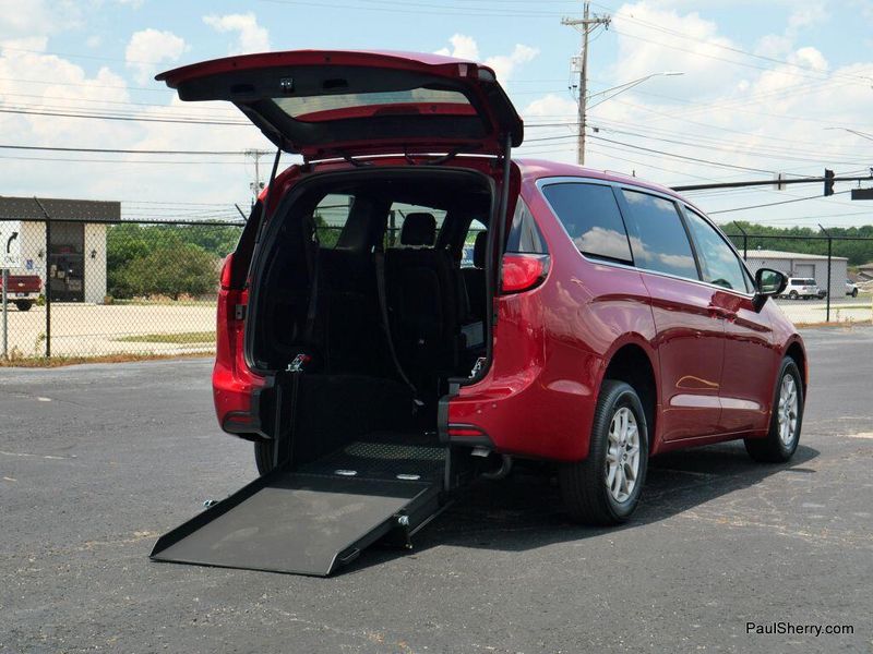 New 2025 Chrysler Voyager LXImage 6