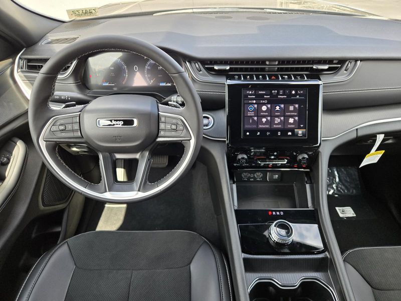 2025 Jeep Grand Cherokee Altitude photo 5