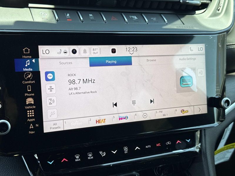 New 2026 Jeep Grand Cherokee Laredo Altitude 4x2