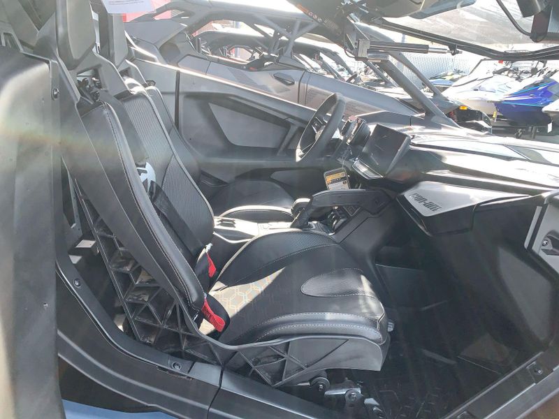 2025 Can-Am MAVERICK R X RS 999T DCT Image 34