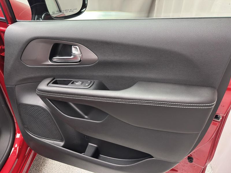 New 2027 Chrysler Pacifica Limited AwdImage 23