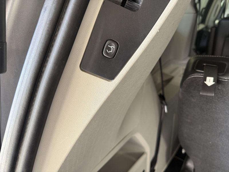 Used 2016 Chrysler Town & Country TouringImage 3