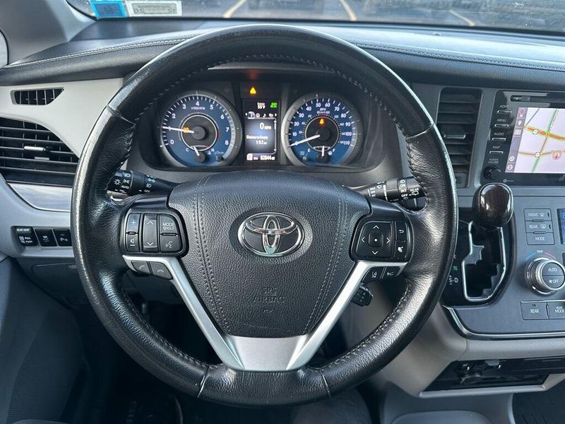 2019 Toyota Sienna XLE PremiumImage 2